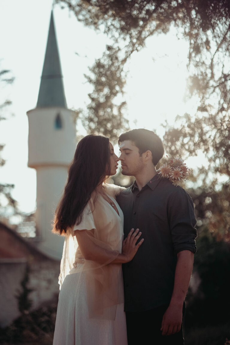 Novios posando bajo la Torre de la Princesa en su sesión preboda, Villena