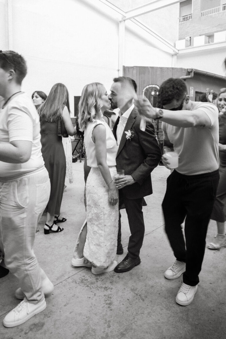 Beso de los novios en el baile de boda, Comparsa Almogávares, Villena