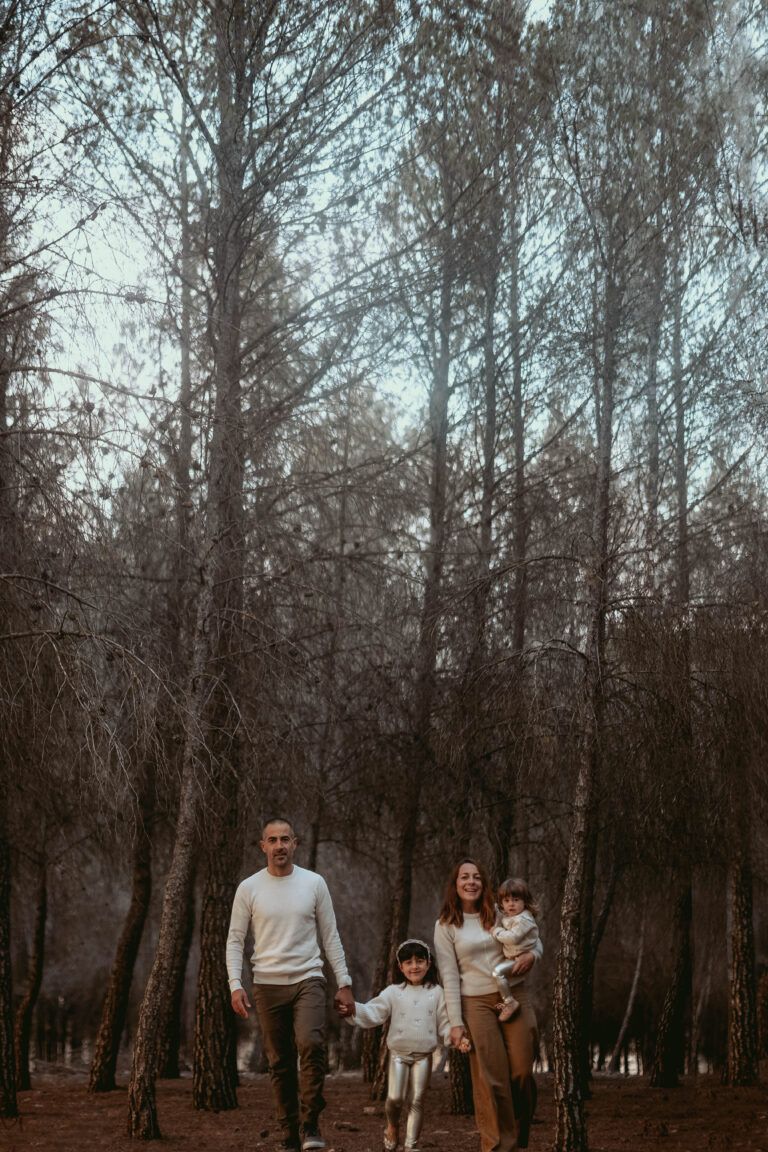 Sesión familiar en el bosque de Beneixama, donde la luz otoñal y los abrazos crean recuerdos inolvidables