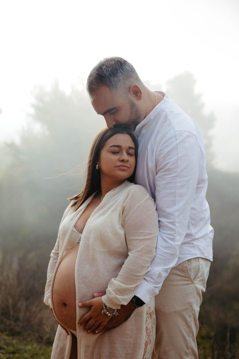 Futuros padres compartiendo una emotiva sesión de embarazo en plena naturaleza en Villena, esperando la llegada de un nuevo miembro a la familia