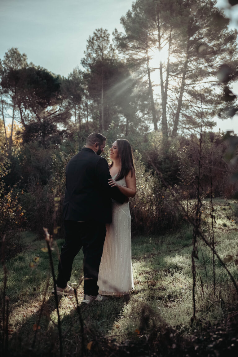 Novios abrazados en la sesión postboda de Villena